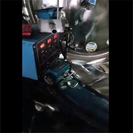 筒錐型過濾洗滌干燥三合一設(shè)備內(nèi)部拋光車間工作片段