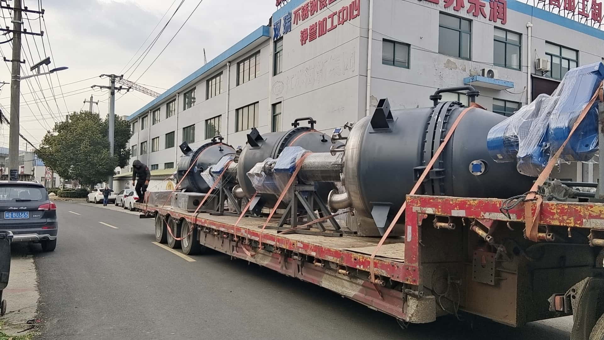 無錫市雙瑞機械有限公司成功交付醫(yī)藥生產領域四臺筒錐形過濾洗滌干燥三合一設備